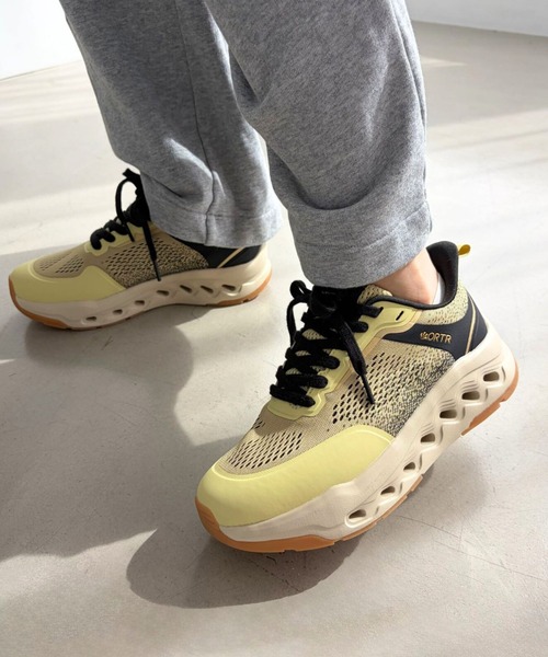 ORiental TRaffic（オリエンタルトラフィック）の「【瞬間フィット】 ハンズフリー シューレース スニーカー /OT3798　チョコプラ CM スリッポン（スニーカー・レディース・ベージュ/イエロー/グレー/ブラック・34/35/36/37/38/39/40/41/42）」の4枚目の写真