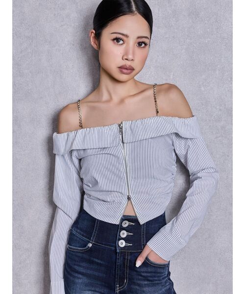 GYDA(ジェイダ)の「bijou chainフロントZIPオフショルブラウス(シャツ/ブラウス・レディース・オフホワイト/ブラック・FREE)」の1枚目の写真