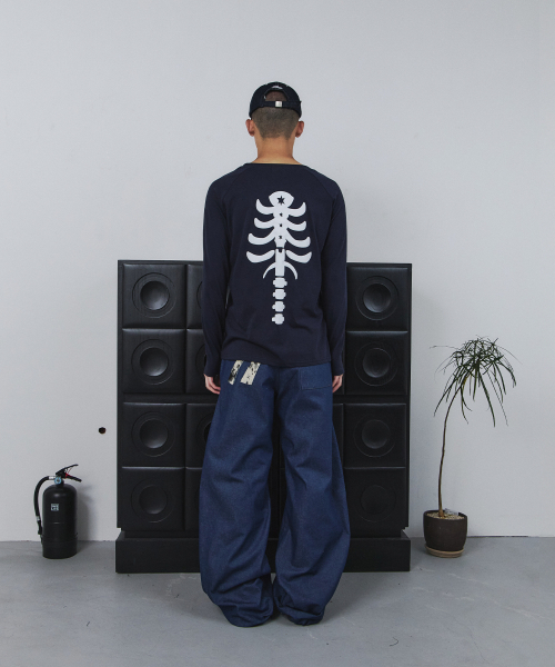TANSANMAGNESIUM(タンサン マグネシウム)の「本ロングスリーブ(ネイビー)(Tシャツ/カットソー・レディース・その他・1/2)」の5枚目の写真