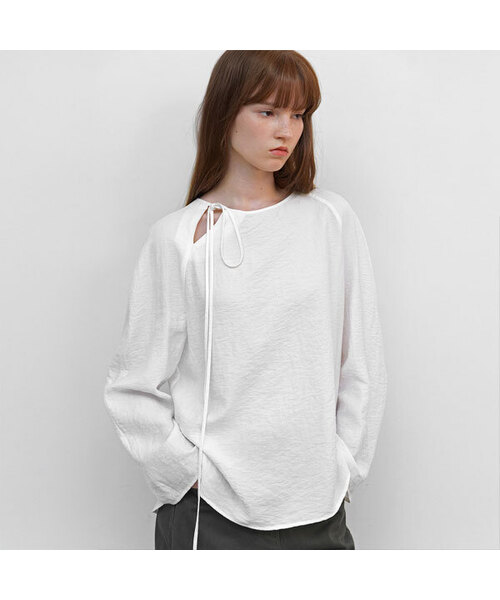 ATELIER NAIN(アトリエナイン)の「RAGLAN SLEEVE TIE BLOUSE (BL-4391)(シャツ/ブラウス・レディース・ホワイト/ダークネイビー・FREE)」の2枚目の写真