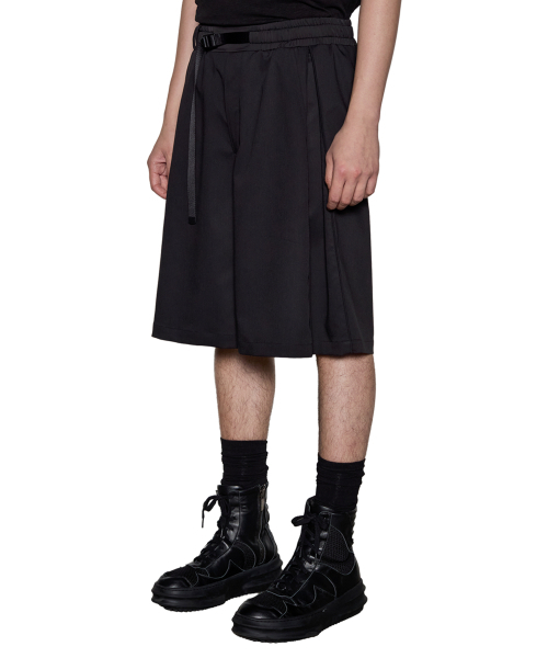 DGNAK(ディグナク)の「サイドプリーツパイピングワイドショーツ(ブラック)(その他パンツ・メンズ・ブラック・MEDIUM/LARGE)」の1枚目の写真