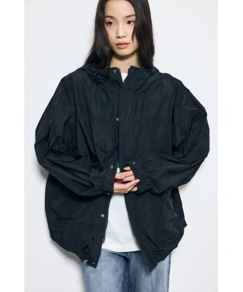 AZUL by moussy(アズールバイマウジー)の「【身長/骨格別着用画像あり】マルチファンクションマウンテンパーカー 春服 夏服 秋服 シアーブルゾン(マウンテンパーカー・レディース・カーキ/ライトベージュ/ブラック・MEDIUM/SMALL)」の5枚目の写真