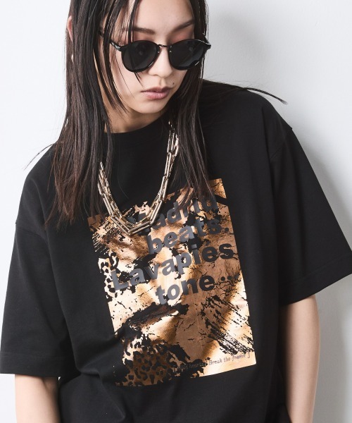 CHIC STYLE(シックスタイル)の「綿100%箔プリントTシャツ<大きいサイズ有>シックスタイル(Tシャツ/カットソー・レディース・オフホワイト/ブラック・5L/4L/3L/LL/L/M)」の20枚目の写真