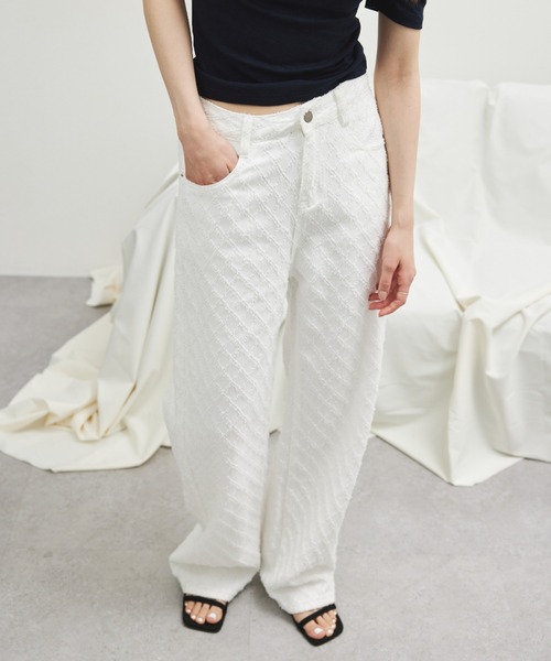 ELTONE(エルトーン)の「テクスチャーワイドストレートパンツ(その他パンツ・レディース・ホワイト・FREE)」の1枚目の写真