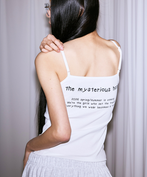 THE MYSTERIOUS HOTEL（ザミステリアスホテル）の「V NECK BUTTON SLEEVELESS [WHITE]（Tシャツ/カットソー・レディース・その他・FREE）」の2枚目の写真