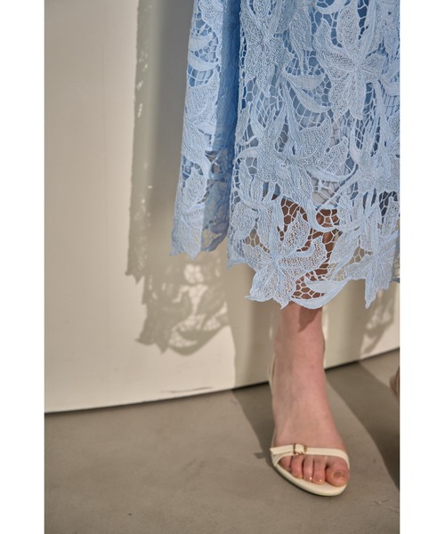 ERADIE(エラディエ)の「Elise Square-Neck Lace Dress スクエアーネックケミカルレースドレス(ドレス・レディース・ラベンダー/ブラック/サックスブルー・FREE)」の4枚目の写真