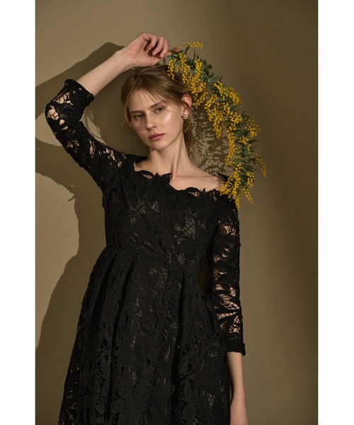 ERADIE(エラディエ)の「Elise Square-Neck Lace Dress スクエアーネックケミカルレースドレス(ドレス・レディース・ラベンダー/ブラック/サックスブルー・FREE)」の16枚目の写真