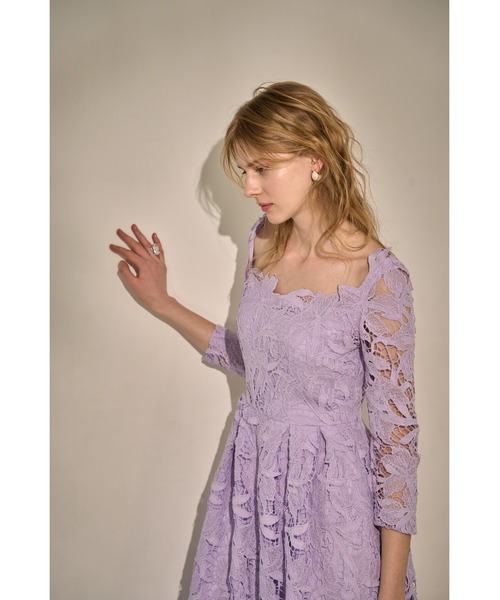 ERADIE(エラディエ)の「Elise Square-Neck Lace Dress スクエアーネックケミカルレースドレス(ドレス・レディース・ラベンダー/ブラック/サックスブルー・FREE)」の22枚目の写真