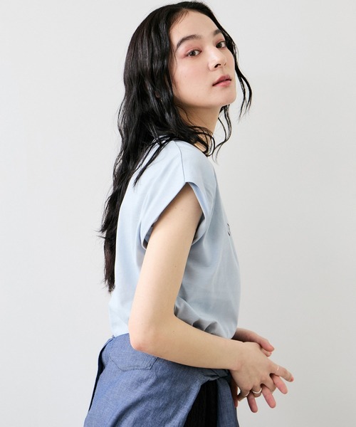VIS（ビス）の「フォト＆ロゴプリントフレンチスリーブTシャツ/接触冷感（Tシャツ/カットソー・レディース・ホワイト/チャコールグレー/サックスブルー・FREE）」の5枚目の写真