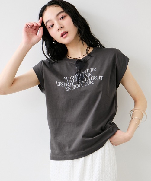 VIS（ビス）の「フォト＆ロゴプリントフレンチスリーブTシャツ/接触冷感（Tシャツ/カットソー・レディース・ホワイト/チャコールグレー/サックスブルー・FREE）」の22枚目の写真