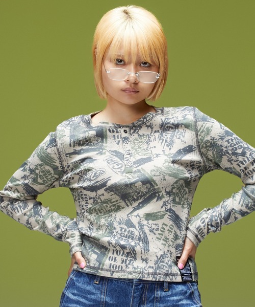 X-girl(エックスガール)の「BRUSHED COLLAGE GRAPHIC HENLEY NECK L/S COMPACT TOP(Tシャツ/カットソー・レディース・ベージュ/ブルー・M/S)」の2枚目の写真
