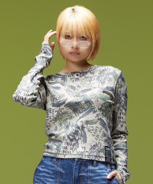 X-girl(エックスガール)の「BRUSHED COLLAGE GRAPHIC HENLEY NECK L/S COMPACT TOP(Tシャツ/カットソー・レディース・ベージュ/ブルー・M/S)」の3枚目の写真