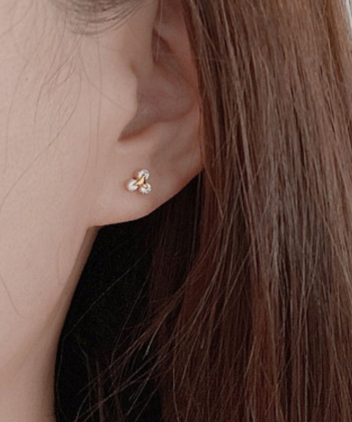 yu-ka(ユーカ)の「YU-KA:トライアングルビジュー ミニピアス Triangle Bijou Mini Earrings(ピアス(両耳用)・レディース・シルバー・FREE)」の2枚目の写真
