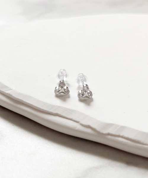 yu-ka(ユーカ)の「YU-KA:トライアングルビジュー ミニピアス Triangle Bijou Mini Earrings(ピアス(両耳用)・レディース・シルバー・FREE)」の3枚目の写真