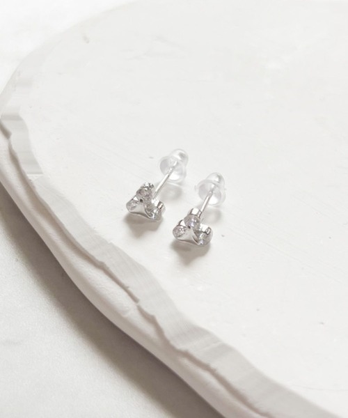 yu-ka(ユーカ)の「YU-KA:トライアングルビジュー ミニピアス Triangle Bijou Mini Earrings(ピアス(両耳用)・レディース・シルバー・FREE)」の4枚目の写真