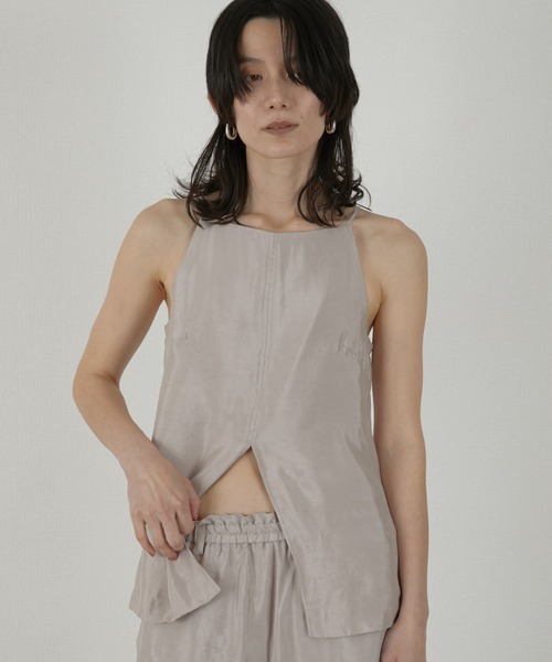 LA PEAU DE GEM(ラポドゥジェム)の「【LA PEAU DE GEM】front cut tops/フロントカットトップス(キャミソール・レディース・ブラック/ベージュ・FREE)」の1枚目の写真