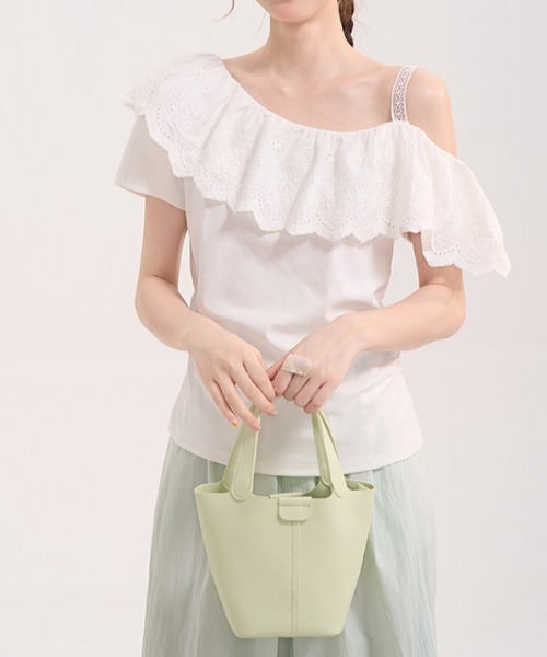 LUCPY(ラクピー)の「フリルオフショルダー カットソートップス(その他トップス・レディース・ブラック/ホワイト・XX-LARGE/X-LARGE/LARGE/MEDIUM)」の1枚目の写真