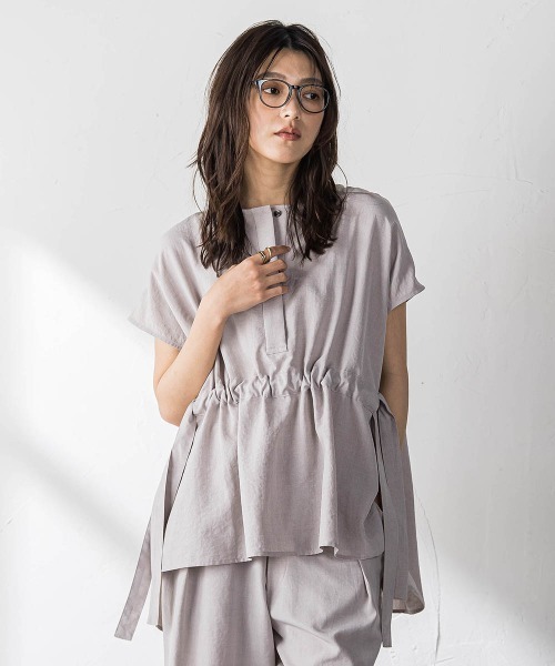 MAYSON GREY(メイソングレイ)の「【一瞬で楽とキレイを叶える】ウエストマークフレンチブラウス(シャツ/ブラウス・レディース・ブラウン/ベージュ/パープル/ブラック・M)」の3枚目の写真