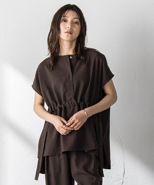 MAYSON GREY(メイソングレイ)の「【一瞬で楽とキレイを叶える】ウエストマークフレンチブラウス(シャツ/ブラウス・レディース・ブラウン/ベージュ/パープル/ブラック・M)」の2枚目の写真