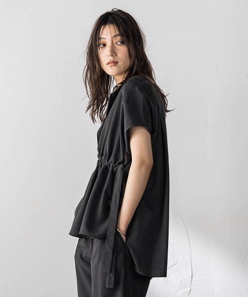 MAYSON GREY(メイソングレイ)の「【一瞬で楽とキレイを叶える】ウエストマークフレンチブラウス(シャツ/ブラウス・レディース・ブラウン/ベージュ/パープル/ブラック・M)」の5枚目の写真