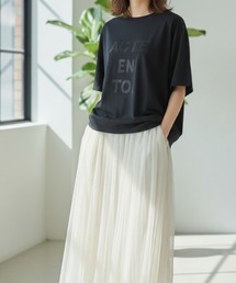 GIVERNY（ジヴェルニー）の「さりげない同系色ロゴがおしゃれ見え♪抜け感たっぷりな大人の優秀プリントカットソー 【着痩せも叶う◎こなれ感抜群のゆったり万能トップス】（Tシャツ/カットソー）」