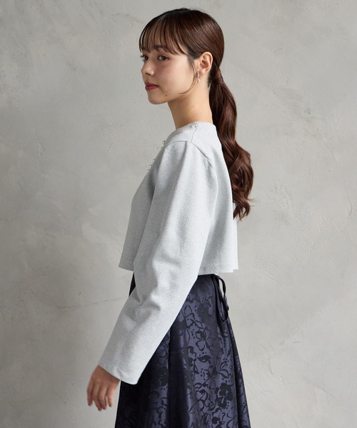 AIMER(エメ)の「パールラインラメニットショートカーディガン(カーディガン/ボレロ・レディース・ライトグレー/ベージュ・MEDIUM)」の19枚目の写真