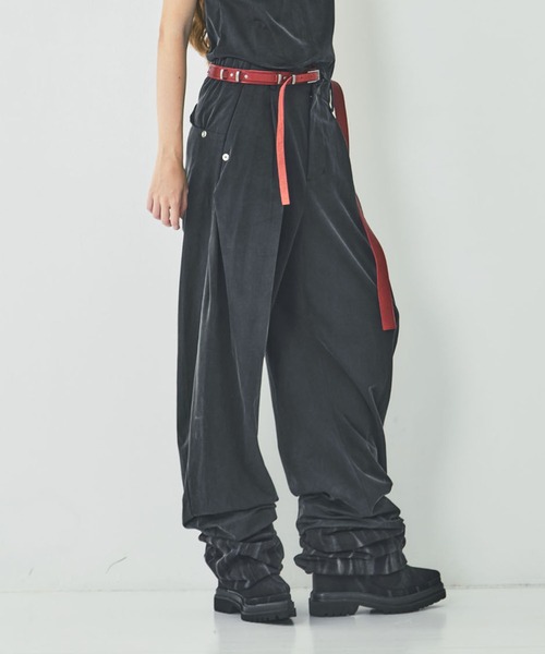 CONZ(コンズ)の「curve leg trousers cupra jersey(スラックス・レディース・ブラック/グレー・1/2/3)」の2枚目の写真