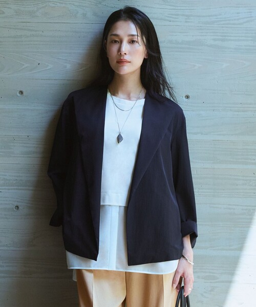 ICB(アイシービー)の「シルクナイロンツイル ボタンレスジャケット(その他アウター・レディース・ベージュ系/ネイビー系・42/44)」の2枚目の写真