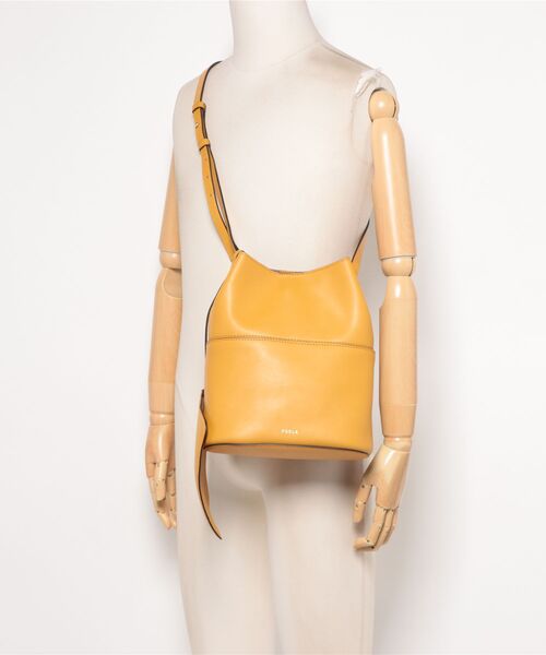 FURLA(フルラ)の「フルラ スフェラ (Furla Sfera) バケットバッグ S(ショルダーバッグ・レディース・マスタード・ONE SIZE)」の2枚目の写真