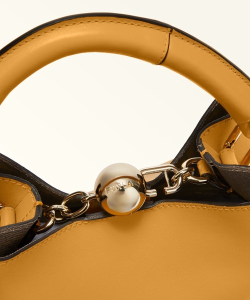 FURLA(フルラ)の「フルラ スフェラ (Furla Sfera) バケットバッグ S(ショルダーバッグ・レディース・マスタード・ONE SIZE)」の4枚目の写真