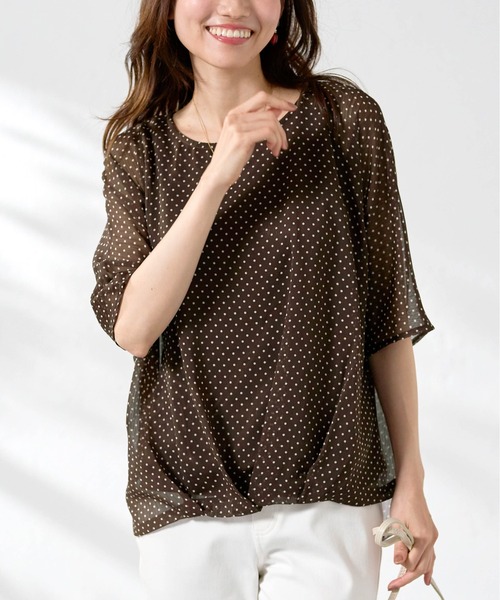 BELLUNA PLUS（ベルーナ）の「ドットシフォン裾タックプルオーバー（Tシャツ/カットソー・レディース・ブラウン系/ブラック系・M/L/XL/2XL）」の2枚目の写真