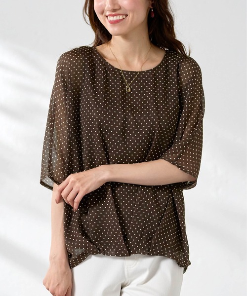 BELLUNA PLUS（ベルーナ）の「ドットシフォン裾タックプルオーバー（Tシャツ/カットソー・レディース・ブラウン系/ブラック系・M/L/XL/2XL）」の4枚目の写真