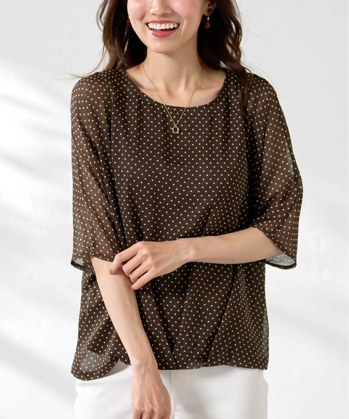 BELLUNA PLUS（ベルーナ）の「ドットシフォン裾タックプルオーバー（Tシャツ/カットソー・レディース・ブラウン系/ブラック系・M/L/XL/2XL）」の5枚目の写真