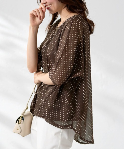 BELLUNA PLUS（ベルーナ）の「ドットシフォン裾タックプルオーバー（Tシャツ/カットソー・レディース・ブラウン系/ブラック系・M/L/XL/2XL）」の6枚目の写真