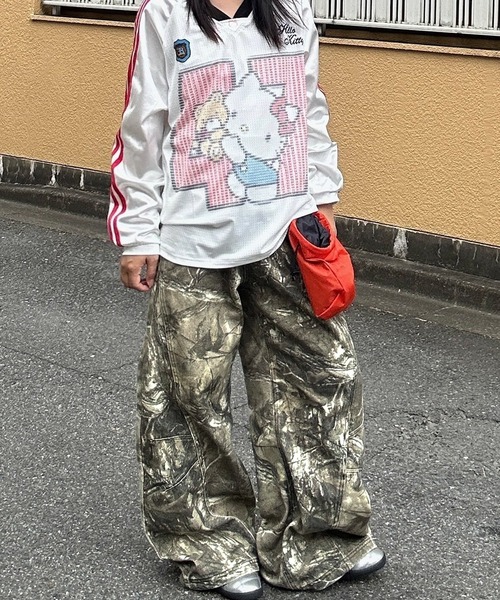 MEMECLE（メメクル）の「【 MEMECLE / メメクル 】ピンクロゴ カモ ワイドパンツ（その他パンツ・レディース・カーキ・SMALL/MEDIUM/LARGE）」の3枚目の写真