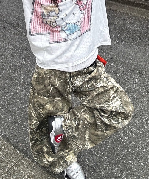 MEMECLE（メメクル）の「【 MEMECLE / メメクル 】ピンクロゴ カモ ワイドパンツ（その他パンツ・レディース・カーキ・SMALL/MEDIUM/LARGE）」の2枚目の写真