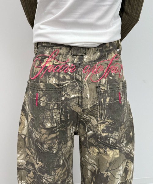 MEMECLE（メメクル）の「【 MEMECLE / メメクル 】ピンクロゴ カモ ワイドパンツ（その他パンツ・レディース・カーキ・SMALL/MEDIUM/LARGE）」の5枚目の写真