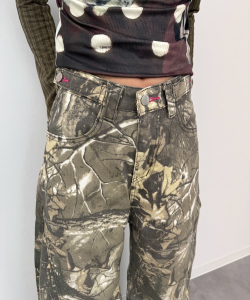 MEMECLE（メメクル）の「【 MEMECLE / メメクル 】ピンクロゴ カモ ワイドパンツ（その他パンツ・レディース・カーキ・SMALL/MEDIUM/LARGE）」の6枚目の写真