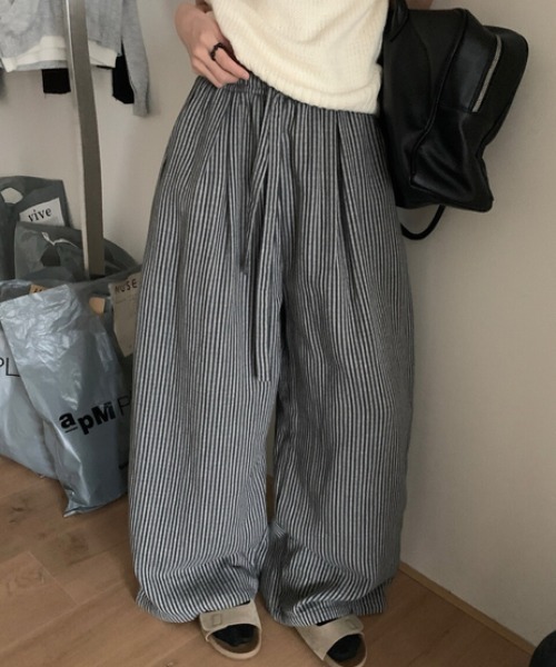 FLINEA(フリネア)の「ハイウエストストライプ柄パンツ(その他パンツ・レディース・ブラック/ネイビー・FREE)」の1枚目の写真
