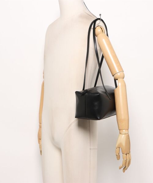 AMOMENTO(アモーメント)の「AMOMENTO SMALL CUBO BAG(ショルダーバッグ・レディース・ブラック・FREE)」の5枚目の写真