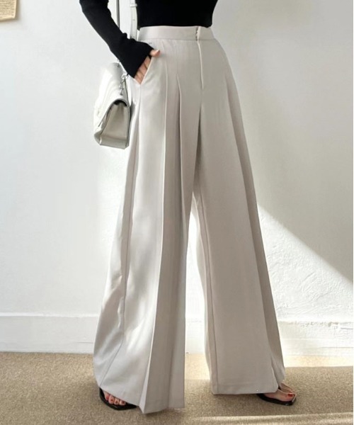 &soiree(アンドソワレ)の「ワイドプリーツスラックス(スラックス・レディース・アイボリー/ブラック/ブルー・SMALL/MEDIUM/LARGE)」の1枚目の写真