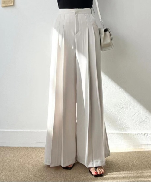&soiree(アンドソワレ)の「ワイドプリーツスラックス(スラックス・レディース・アイボリー/ブラック/ブルー・SMALL/MEDIUM/LARGE)」の4枚目の写真
