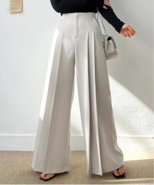 &soiree(アンドソワレ)の「ワイドプリーツスラックス(スラックス・レディース・アイボリー/ブラック/ブルー・SMALL/MEDIUM/LARGE)」の5枚目の写真