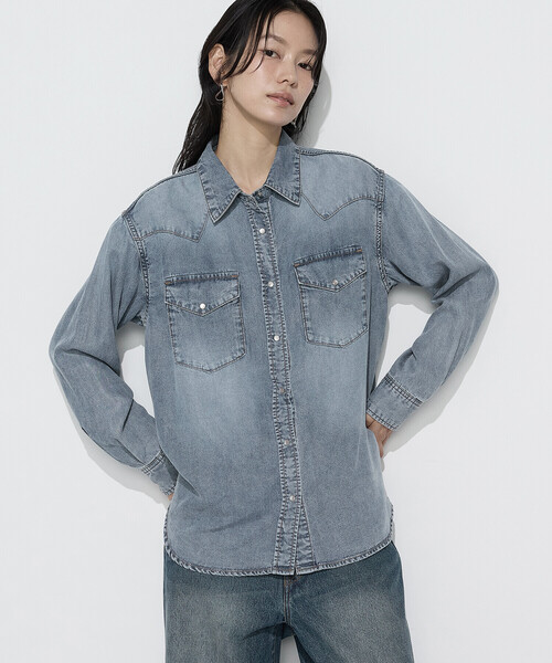 COMME CA Wardrobe(コムサワードローブ)の「ソフトデニム ウエスタン調デニムシャツ(シャツ/ブラウス・レディース・ブラック/ネイビー・FREE)」の1枚目の写真