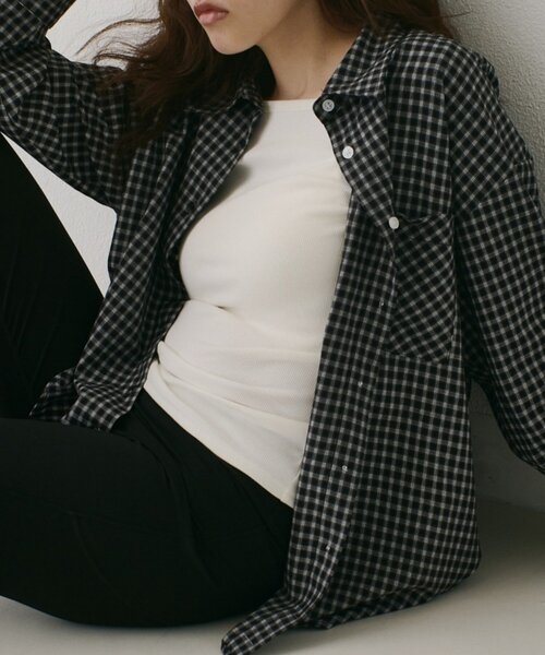 COLONY 2139(コロニートゥーワンスリーナイン)の「秋服 / スクエアネックリブロングスリーブプルオーバー(Tシャツ/カットソー・レディース・グレー/ホワイト/ブラック・SMALL/MEDIUM/LARGE)」の4枚目の写真