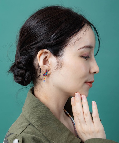 ScoLar（スカラー）の「663332：しっぽゆらゆら ステンドグラス風ネコ×毛糸ピアス（ピアス（両耳用）・レディース・ブルー・FREE）」の2枚目の写真