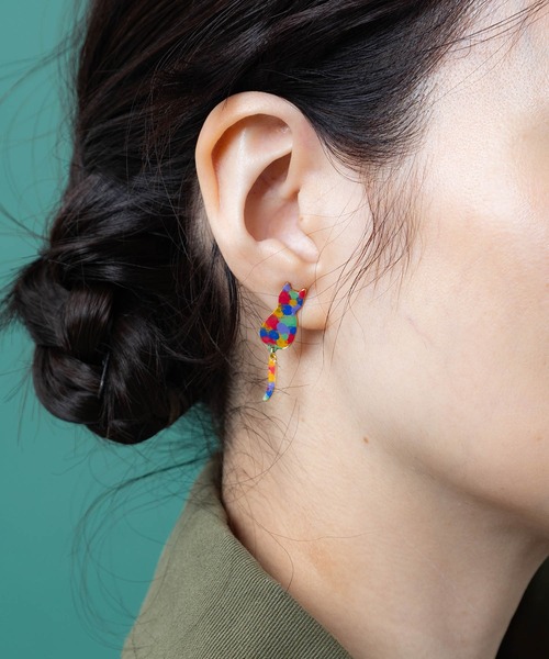 ScoLar（スカラー）の「663332：しっぽゆらゆら ステンドグラス風ネコ×毛糸ピアス（ピアス（両耳用）・レディース・ブルー・FREE）」の3枚目の写真