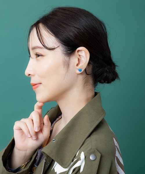 ScoLar（スカラー）の「663332：しっぽゆらゆら ステンドグラス風ネコ×毛糸ピアス（ピアス（両耳用）・レディース・ブルー・FREE）」の4枚目の写真