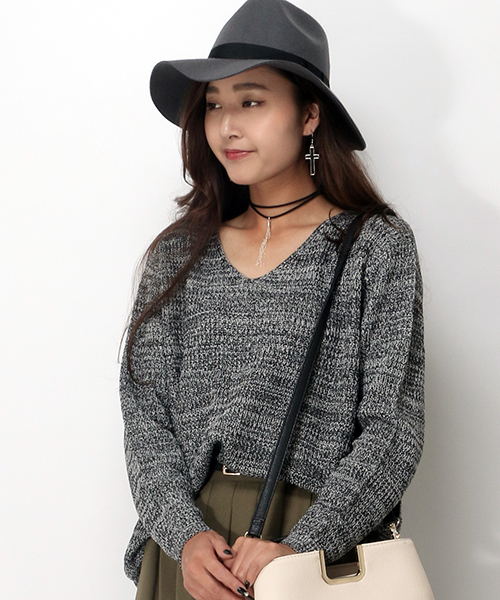 VENCEEXCHANGE(ヴァンスエクスチェンジ)の「アクリル畦Vネックニット (ニット/セーター・レディース・コーラル/オフホワイト/グレー/ダークグリーン/ブラック・MEDIUM)」の3枚目の写真