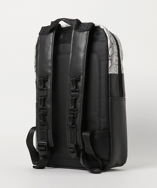 Focused Space（フォーカスドスペース）の「THE VENEER BACKPACK  バックパック デイパック（バックパック/リュック・メンズ・ホワイト/ブラック×ホワイト・ONE SIZE）」の6枚目の写真